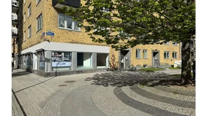 Butik/kontor med stora skyltfönster nära populära Odinsplatsen. Kontor, personalutrymmen, kök och mötesrum. Bra med f...